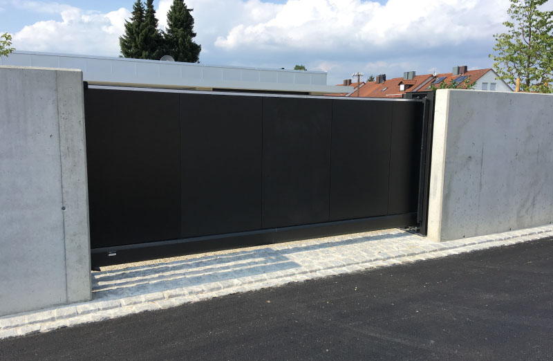 INOVA Schiebetor ESI mit Blechfüllung Aussenansicht